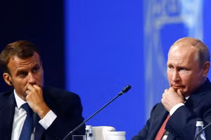 Tổng thống Pháp Emmanuel Macron và Tổng thống Nga Vladimir Putin.