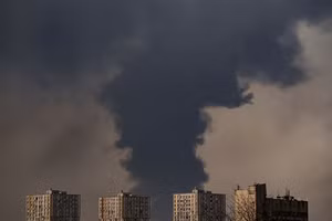 Khói bốc lên sau một trận tấn công của Nga ở ngoại ô Kyiv, Ukraine, ngày 25/3/2022.