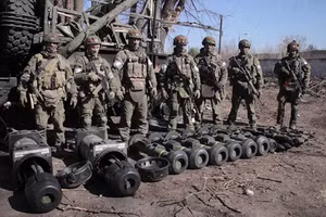 Binh sĩ Nga và vũ khí thu giữ được tại Ukraine.