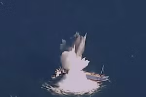 Hình ảnh Không quân Mỹ thử nghiệm phá tàu chiến.