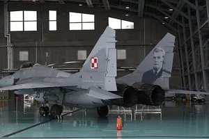 Một máy bay MiG-29 được trưng bày ở Warsaw, Ba Lan.