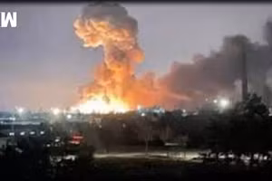 Ngay sau khi Tổng thống Nga Vladimir Putin tuyên chiến với Ukraine, các vụ nổ lớn đã xuất hiện ​​tại các khu vực Kyiv và Kharkiv của đất nước này.