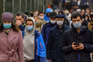 Người dân Nga đeo khẩu trang phòng Covid-19.