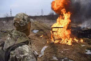 Một binh sĩ Ukraine trong một khóa học tự vệ ở ngoại ô Lviv, miền tây Ukraine. (Ảnh: Newsweek).