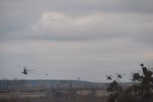 Máy bay trực thăng tấn công Nga bay qua vùng Kiev của Ukraine.