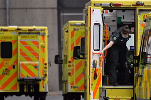 Nhân viên y tế Anh vất vả đối phó với số ca mắc tăng vọt.