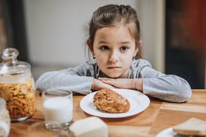 Sau khi mắc Covid-19, một số trẻ em có thể chán ăn. 