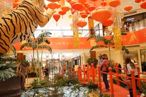 Trang trí đón năm Nhâm Dần tại khu mua sắm South Coast Plaza.