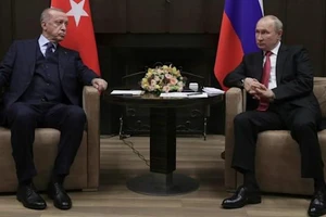 Tổng thống Thổ Nhĩ Kỳ Recept Tayyip Erdogan và người đồng cấp Nga Putin (phải).