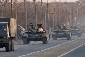 Một hàng xe tăng được đánh dấu ký hiệu Z trải dài dọc theo đường cao tốc Mariupol-Donetsk vào ngày 23 tháng 3 năm 2022.