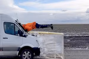 Evgeny Chebotarev lao qua chiếc xe buýt.