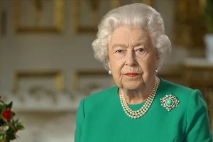 Nữ hoàng Elizabeth II của Vương quốc Anh.