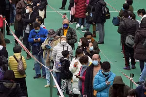 Người Hong Kong xếp hàng xét nghiệm Covid-19.