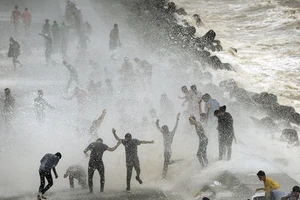 Mọi người tụ tập bên bờ biển Marine Drive khi thủy triều lên ở Mumbai. 