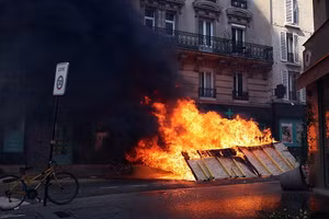 Người biểu tình đốt phá tại Pháp.