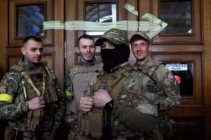 4 chiến binh nước ngoài từ Anh trước khi lên đường tới Ukraine sau khi Nga mở cuộc tấn công.