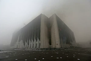 Tòa nhà thị chính bị đốt cháy ở Almaty, Kazakhstan.