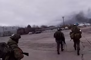 Bộ Quốc phòng Nga công bố video chiếm sân bay Ukraine