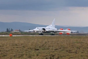 Máy bay ném bom Tu-22M3 của không quân Nga hạ cánh tại Syria.