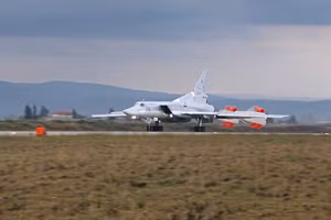 Máy bay ném bom Tu-22M3 của không quân Nga hạ cánh tại Syria.