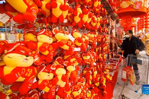 Một người đi mua sắm tại siêu thị với đồ trang trí đánh dấu Tết Nguyên đán sắp tới ở Toronto, Canada.