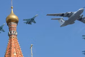 Một máy bay Il-80 của Nga và máy bay chiến đấu MiG-29 bay qua nhà thờ St. Basil trong lễ duyệt binh Ngày Chiến thắng ở Moscow, ngày 9/5/2010.