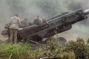 Pháo M777 do Mỹ sản xuất được binh sĩ Ukraine vận hành.