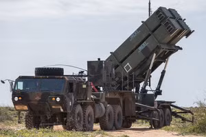 Một bệ phóng phòng thủ chống tên lửa MIM-104 Patriot của Quân đội Hoa Kỳ.