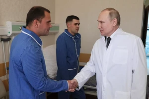 Tổng thống Putin thăm binh sĩ Nga bị thương.