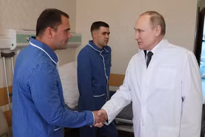 Tổng thống Putin thăm binh sĩ Nga bị thương.