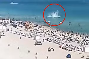Trực thăng rơi xuống gần bãi biển đông đúc.