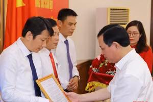 Ông Lại Thế Nguyên (phải) - Phó Bí thư Thường trực Tỉnh ủy Thanh Hóa trao Quyết định bổ nhiệm Tổng Biên tập Báo Thanh Hóa cho ông Nguyễn Việt Ba. Ảnh: BTH. 