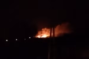 Hình ảnh kho đạn ở Nga bị bốc cháy.