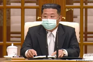 Lãnh đạo Triều Tiên Kim Jong-un được cho là lần đầu xuất hiện với chiếc khẩu trang.
