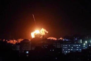 Hệ thống phòng không của Syria đang hoạt động trước cuộc tấn công bằng tên lửa của Israel. 