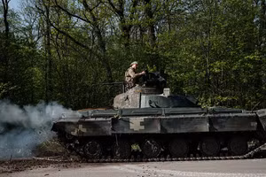 Một người lính Ukraine gần Slovyansk.