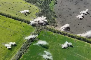 Ukraine tấn công đoàn xe tăng Nga.