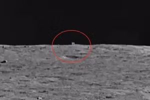 Tảng đá gây nhiều suy đoán trên Mặt trăng.