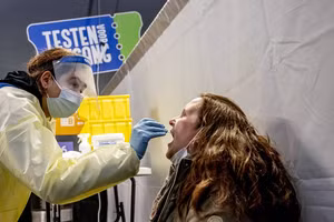 Xét nghiệm Covid-19 ở Rotterdam, Hà Lan.