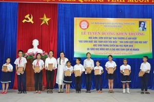 Thay mặt Quỹ Khuyến học và Giải thưởng Lê Văn Hiến chi nhánh Hà Nội, gia đình bà Lê Na – cháu ngoại cụ Lê Văn Hiến, Báo Giáo dục và Thời đại trao tặng 20 suất học bổng cho học sinh