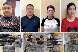 Nhóm nghi phạm và tang vật vụ án. (Ảnh: CACC)