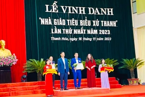 Thầy giáo Trịnh Bá Tuấn (người ôm Bằng khen) tại Lễ vinh danh Nhà giáo tiêu biểu xứ Thanh, lần thứ nhất năm 2023. Ảnh: NVCC