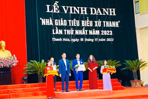 Thầy giáo Trịnh Bá Tuấn (người ôm Bằng khen) tại Lễ vinh danh Nhà giáo tiêu biểu xứ Thanh, lần thứ nhất năm 2023. Ảnh: NVCC