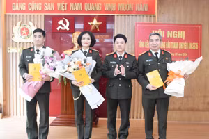 Đại tá Nguyễn Hữu Mạnh, Phó Giám đốc Công an tỉnh Thanh Hóa trao thưởng các đơn vị có thành tích xuất sắc trong đấu tranh chuyên án. (Ảnh: CACC)