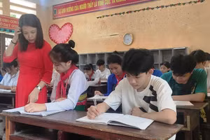 Cô giáo và học trò Trường PTDTNT-THCS Quan Sơn (Thanh Hóa) trong giờ ôn thi. (Ảnh: H.Đ)