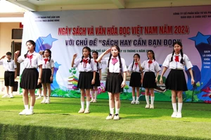 Học sinh Trường THCS Quảng Hùng, TP Sầm Sơn (Thanh Hóa) tham gia văn nghệ trong chương trình Ngày Sách và Văn hóa đọc Việt Nam 2024. (Ảnh: TH)