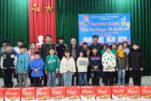 Đoàn thiện nguyện trao quà Tết tới học sinh nghèo ở xã Thanh Sơn (Như Xuân, Thanh Hóa). Ảnh: TL