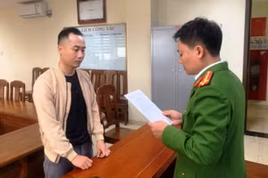 Lê Văn Thọ nghe Công an đọc quyết định khởi tố bị can. Ảnh: CACC