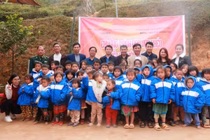 Học sinh Tiểu học và trẻ Mầm non ở Sài Khao chụp ảnh cùng đoàn thiện nguyện. Ảnh: Đăng Chung