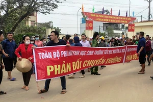 Nhiều phụ huynh có con, em học ở Trường Tiểu học Nguyễn Bá Ngọc (Triệu Sơn, Thanh Hóa) tập trung phản đối chủ trương sáp nhập trường. Ảnh: TL